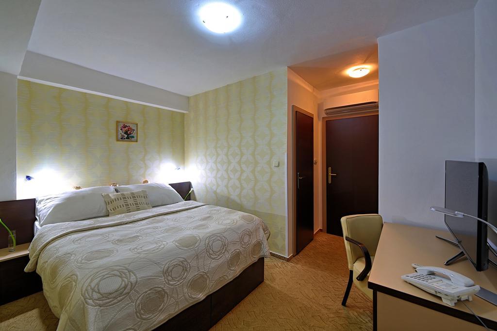 Hotel Saris บาร์เจโอ ภายนอก รูปภาพ
