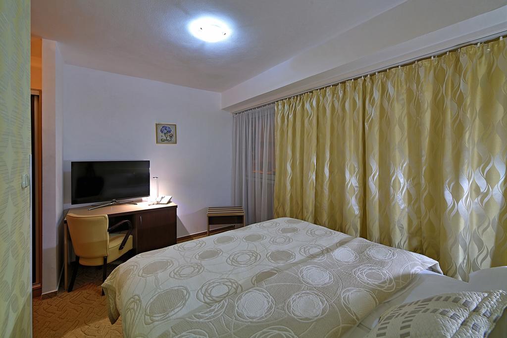 Hotel Saris บาร์เจโอ ภายนอก รูปภาพ